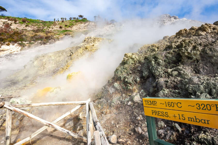 Campi Flegrei verso allerta arancione “per coinvolgimento magma”, Musumeci: “Fare esercitazioni, non pensare a calo turismo”