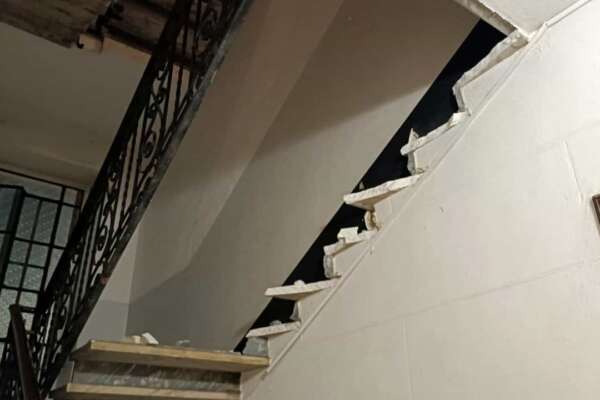 Torino, nella notte crolla la rampa delle scale di un condominio: un tonfo fortissimo, simile al terremoto. Tanta paura, evacuati i residenti