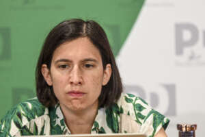 Europee, Elly Schlein rifiuta le figurine. Ed è già in tilt