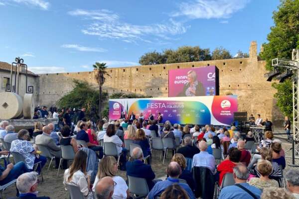 Il Centro muove in direzione del cambiamento, anzi oggi in Italia è il cambiamento Il Centro muove in direzione del cambiamento, anzi oggi in Italia è il cambiamento