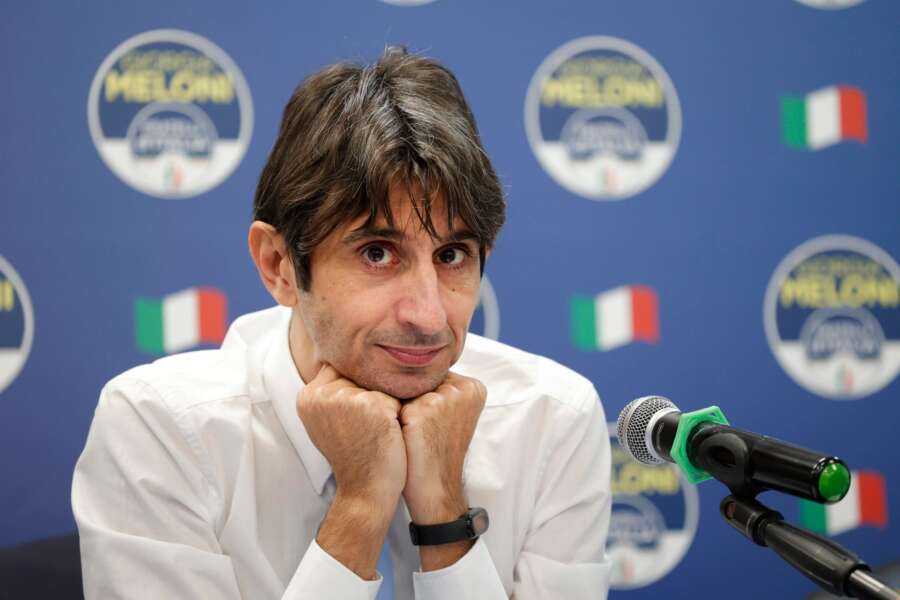 La Premier Meloni, accerchiata, evoca teorie del complotto, affidando il compito al prode Donzelli