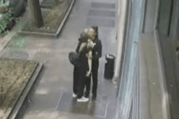 Giulia Tramontano, ecco le ultime immagini. L’abbraccio fra le due donne raggirate da Impagnatiello, poche ore prima di venire uccisa