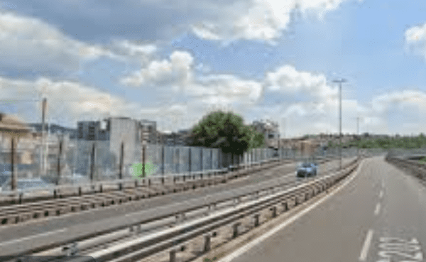 Trieste, cadavere di un uomo ritrovato appeso al guardrail della Grande Vibilità. La macabra scoperta: era ferito e bendato