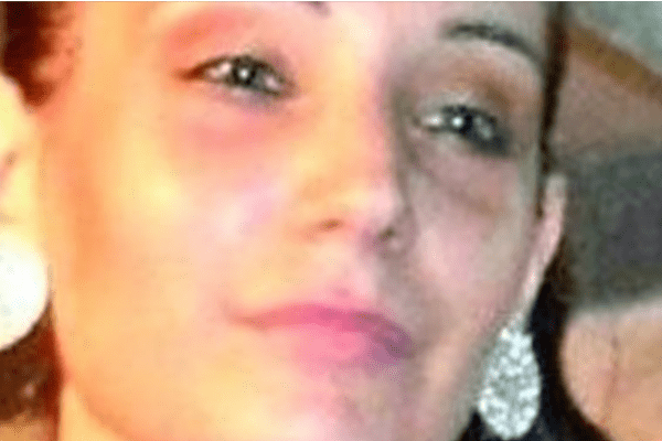 Uccide la moglie perché “mi tradiva” ma prima chiama il 112: la donna muore tra le braccia del carabiniere