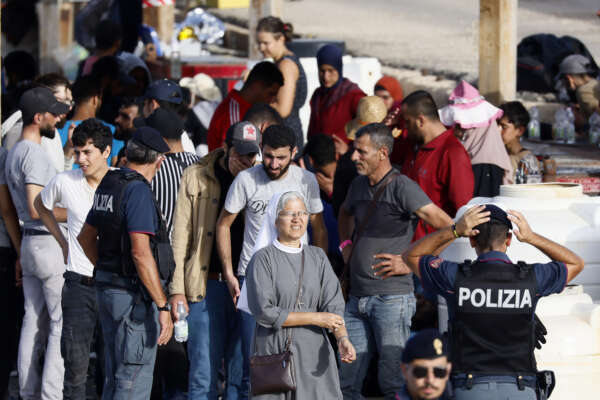 Foto Cecilia Fabiano/LaPresse 18 settembre 2023 Lampedusa, Italia – cronaca – Migranti, emergenza umanitaria sullÕisola di Lampedusa. Nuovo arrivo di 190 migranti provenienti dal Ghana su una barca della Guardia Costiera. Nella foto: lÕarrivo dei migranti soccorsi al porto di Lampedusa
September 18, 2023 Lampedusa, Italy – News -Migrants, humanitarian emergency on the island of Lampedusa. New arrival of 190 migrants from Ghana on a Coast Guard boat. In the pic: the arrival of rescued migrants at the Lampedusa port. Foto Cecilia Fabiano/LaPresse 18 settembre 2023 Lampedusa, Italia – cronaca – Migranti, emergenza umanitaria sullÕisola di Lampedusa. Nuovo arrivo di 190 migranti provenienti dal Ghana su una barca della Guardia Costiera. Nella foto: lÕarrivo dei migranti soccorsi al porto di Lampedusa
September 18, 2023 Lampedusa, Italy – News -Migrants, humanitarian emergency on the island of Lampedusa. New arrival of 190 migrants from Ghana on a Coast Guard boat. In the pic: the arrival of rescued migrants at the Lampedusa port.