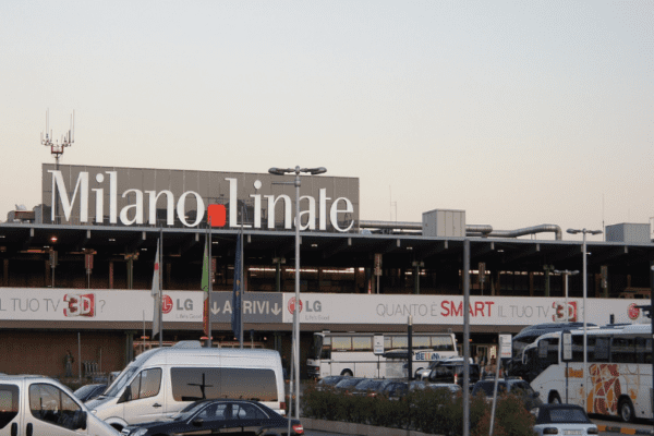 Milano, voli fermi a Linate. Sospesi atterraggi e decolli per un problema alle luci delle piste