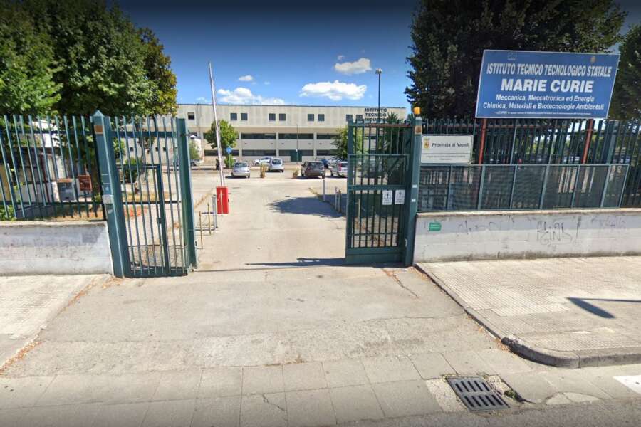 Sangue a scuola a Napoli, ragazzino accoltellato da coetaneo durante l’ora di educazione fisica: “Sono caduto”