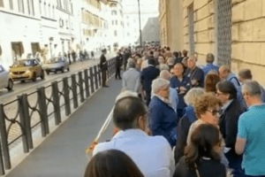 Napolitano, martedì il funerale. Una giornata di cordoglio: l’omaggio delle più alte cariche dello Stato, l’arrivo del Papa. Cittadini in fila per l’ultimo saluto