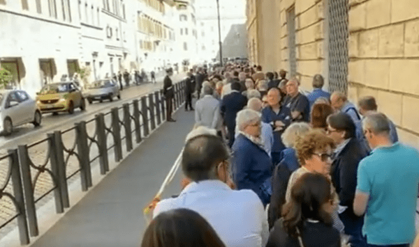 Napolitano, martedì il funerale. Una giornata di cordoglio: l’omaggio delle più alte cariche dello Stato, l’arrivo del Papa. Cittadini in fila per l’ultimo saluto