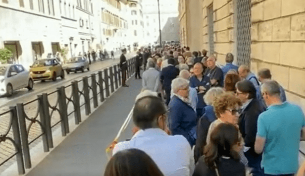 Napolitano, martedì il funerale. Una giornata di cordoglio: l’omaggio delle più alte cariche dello Stato, l’arrivo del Papa. Cittadini in fila per l’ultimo saluto