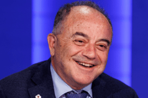 Gratteri sbarca a Napoli, la vita sotto scorta da 35 anni: “Lavoro dalle 8 alle 20, mangio sulla scrivania. La mia psicanalisi è l’orto”