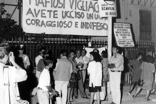 anni ’90
archivio storico
Don Pino Puglisi, all’anagrafe Giuseppe Puglisi (Palermo, 15 settembre 1937 – Palermo, 15 settembre 1993), è stato un presbitero, educatore e attivista italiano, ucciso da Cosa nostra il giorno del suo 56º compleanno a motivo del suo costante impegno evangelico e sociale.
Il 25 maggio 2013, sul prato del Foro Italico di Palermo, davanti a una folla di circa centomila fedeli, è stato proclamato beato. La celebrazione è stata presieduta dall’arcivescovo di Palermo, cardinale Paolo Romeo, mentre a leggere la lettera apostolica con cui si compie il rito della beatificazione è stato il cardinale Salvatore De Giorgi, delegato da papa Francesco. È stato il primo martire della Chiesa ucciso dalla mafia
nella foto: Omicidio Padre Giuseppe Puglisi
Busta n° 6528 anni ’90
archivio storico
Don Pino Puglisi, all’anagrafe Giuseppe Puglisi (Palermo, 15 settembre 1937 – Palermo, 15 settembre 1993), è stato un presbitero, educatore e attivista italiano, ucciso da Cosa nostra il giorno del suo 56º compleanno a motivo del suo costante impegno evangelico e sociale.
Il 25 maggio 2013, sul prato del Foro Italico di Palermo, davanti a una folla di circa centomila fedeli, è stato proclamato beato. La celebrazione è stata presieduta dall’arcivescovo di Palermo, cardinale Paolo Romeo, mentre a leggere la lettera apostolica con cui si compie il rito della beatificazione è stato il cardinale Salvatore De Giorgi, delegato da papa Francesco. È stato il primo martire della Chiesa ucciso dalla mafia
nella foto: Omicidio Padre Giuseppe Puglisi
Busta n° 6528