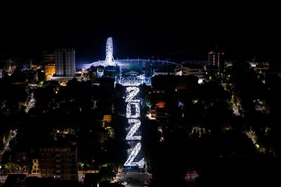 Pesaro, maxi tavolata da 2024 pizze Rossini in strada: l’evento da record in vista dell’anno della Capitale della Cultura
