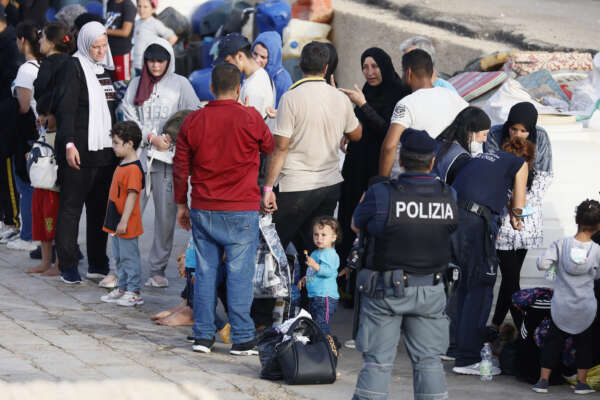 Foto Cecilia Fabiano/LaPresse 18 settembre 2023 Lampedusa, Italia – cronaca – Migranti, emergenza umanitaria sullÕisola di Lampedusa. Nuovo arrivo di 190 migranti provenienti dal Ghana su una barca della Guardia Costiera. Nella foto: lÕarrivo dei migranti soccorsi al porto di Lampedusa 
September 18, 2023 Lampedusa, Italy – News -Migrants, humanitarian emergency on the island of Lampedusa. New arrival of 190 migrants from Ghana on a Coast Guard boat. In the pic: the arrival of rescued migrants at the Lampedusa port.