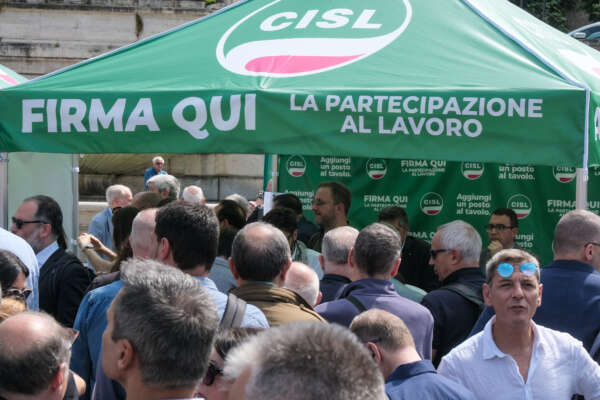 Foto Mauro Scrobogna/LaPresse 
01-06-2023 Roma (Italia) Politica – CISL, raccolta delle firme per la proposta di legge sulla partecipazione dei lavoratori alla gestione delle imprese – Nella foto: il segretario CISL Luigi Sbarra

June 01, 2023 Rome (Italy) Politics – CISL, collection of signatures for the bill on worker participation in company management – In the photo: CISL secretary Luigi Sbarra