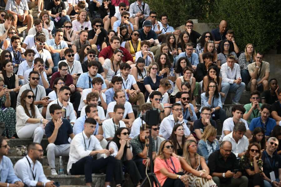 La politica è guardare oltre quel muro dove sembrano esserci solo cocci di vetro rotti