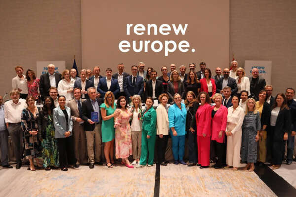 In Europa si sceglie il centro: Renew Europe avverte il Ppe