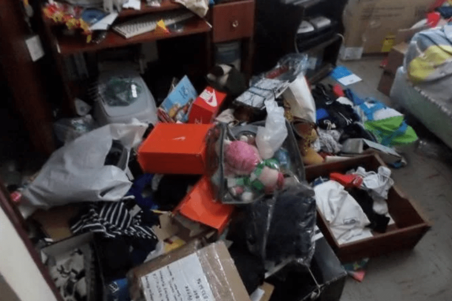 Roma, torna dalle vacanze e trova la casa occupata e vandalizzata dai ladri. La disperazione della donna: “Ho rischiato l’infarto”