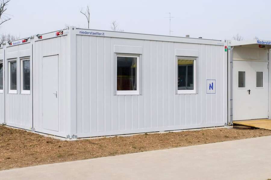 Scuola, il caso delle classi pollaio di Bologna: “Qui gli alunni li mettiamo nei container”