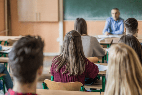 Voto in condotta e lavori socialmente utili per gli studenti sospesi? “Sì, è necessario offrire messaggi chiari. Vogliamo mica dargli una nota di merito?” Voto in condotta e lavori socialmente utili per gli studenti sospesi? “Sì, è necessario offrire messaggi chiari. Vogliamo mica dargli una nota di merito?”