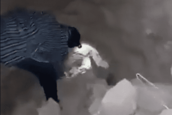 Video. Terremoto in Marocco: un gattino rimane intrappolato nelle macerie, ma un uomo rinuncia a scappare pur di salvarlo Video. Terremoto in Marocco: un gattino rimane intrappolato nelle macerie, ma un uomo rinuncia a scappare pur di salvarlo