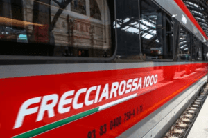 Le Frecce non arrivano mai, la giornata di passione sui treni più veloci e costosi d’Italia: comunicazioni tardive e cambi stazione volanti