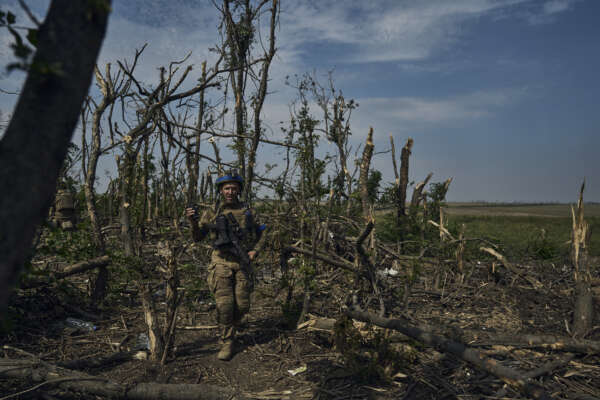 A soldier of Ukraine’s 3rd Separate Assault Brigade goes on his position near Bakhmut, the site of fierce battles with the Russian forces in the Donetsk region, Ukraine, Monday, Sept. 4, 2023. (AP Photo/Libkos)

Associated Press/LaPresse
Only Italy and Spain