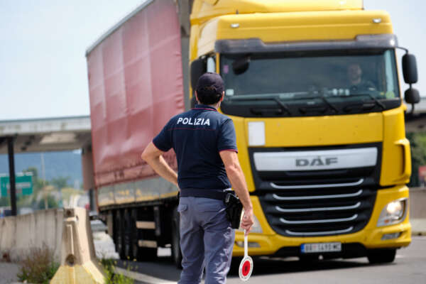 Meloni reintroduce i controlli alla frontiera tra Italia e Slovenia: “Aumentato il livello di minaccia in Ue” Meloni reintroduce i controlli alla frontiera tra Italia e Slovenia: “Aumentato il livello di minaccia in Ue”