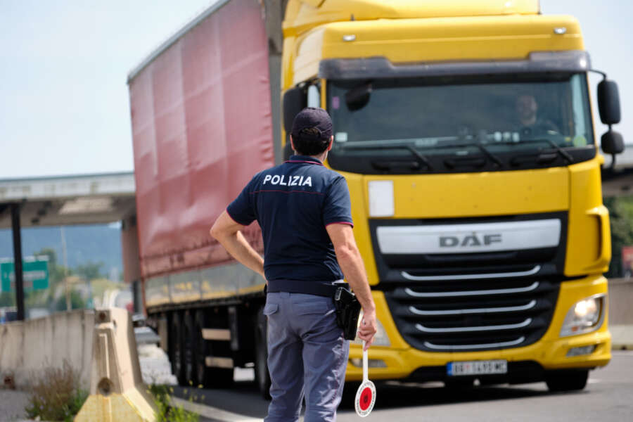 Meloni reintroduce i controlli alla frontiera tra Italia e Slovenia: “Aumentato il livello di minaccia in Ue”