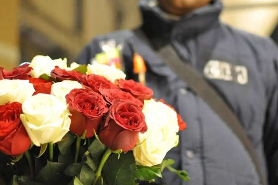 Roma, si avvicina con una rosa per chiedere informazioni, poi accoltella ragazzo alla gola: è in fin di vita