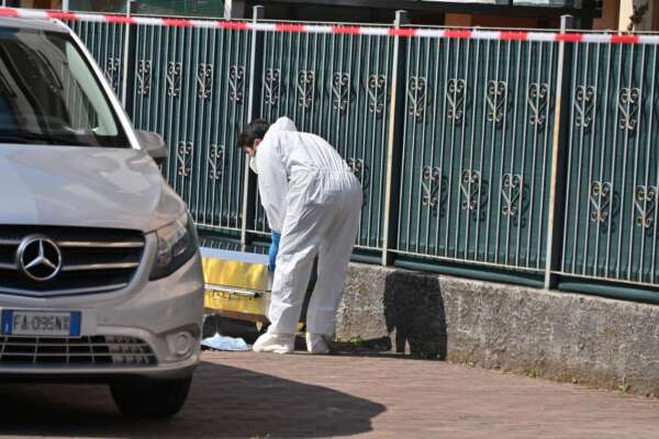 Nembro, furia omicida: 35enne uccide il padre, la madre prova a difendere il marito dalle coltellate. Lombardini aveva problemi psichici