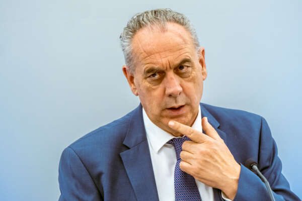 Difficile dire no a quel giro in elicottero per l’ex vicepresidente del Csm