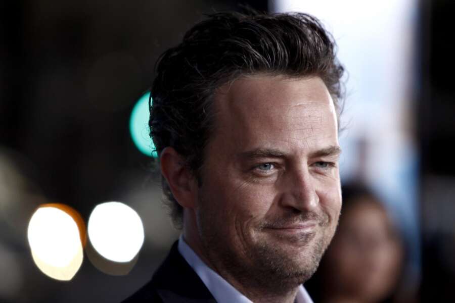Addio a Chandler di ‘Friends’: Matthew Perry trovato annegato nell’idromassaggio dopo una partita di pickleball