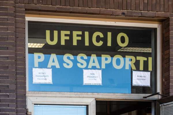 Milano, prenotazioni a pagamento nei Commissariati cittadini per il rilascio del passaporto. Ben 300mila euro per 2mila appuntamenti: cinque indagati