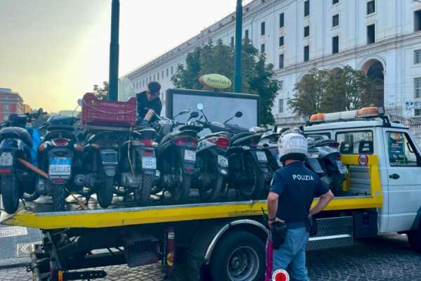 Auto e moto abbandonati in strada, da gennaio la polizia ha rimosso oltre 700 veicoli