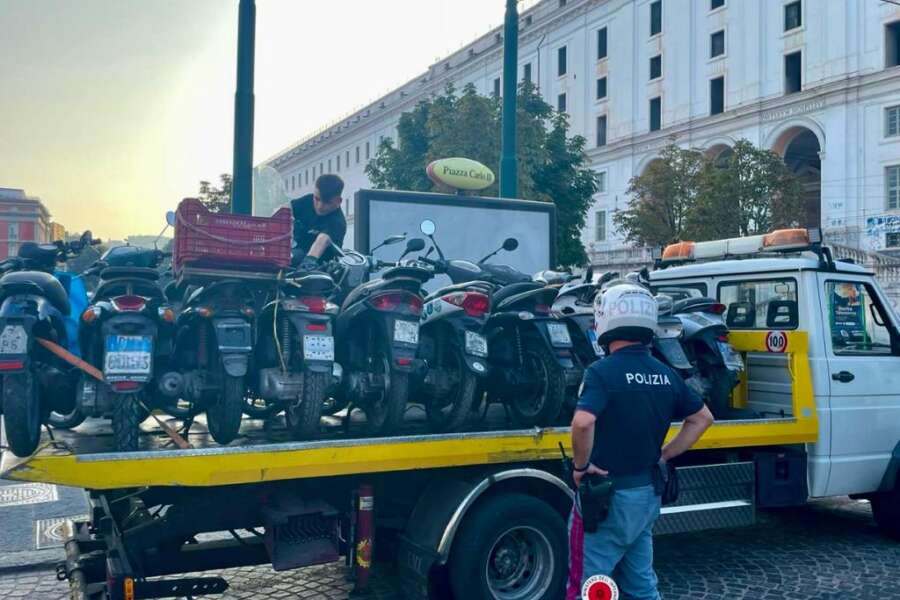 Auto e moto abbandonati in strada, da gennaio la polizia ha rimosso oltre 700 veicoli