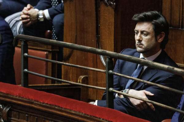 L’allucinante fuorionda di Andrea Giambruno e gli atteggiamenti da maschio patriarca: quante donne sono costrette ad abbassare lo sguardo ogni giorno?