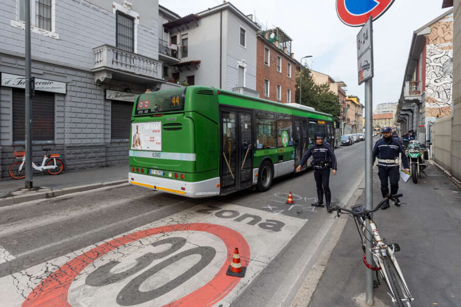 Foto Stefano Porta/LaPresse06-03-2023 Milano, Italia – Cronaca – Pedone investito da un autobus Atm in Via Arici angolo Via PadovaMarch 6, 2023 Milan, Italy – News – Pedestrian hit by an ATM bus in Via Arici
