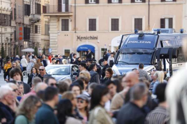 Roma, 47enne ubriaco senza casco sfreccia in piazza di Spagna: “Per poco uccide una bambina” inseguito dalla polizia Roma, 47enne ubriaco senza casco sfreccia in piazza di Spagna: “Per poco uccide una bambina” inseguito dalla polizia