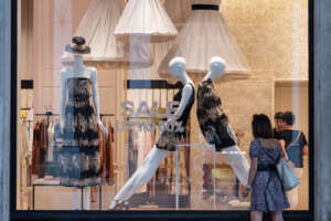 “Spostiamo i saldi a febbraio per sempre”: nessuno compra cappotti e maglioni per l’inverno. La proposta di Confesercenti