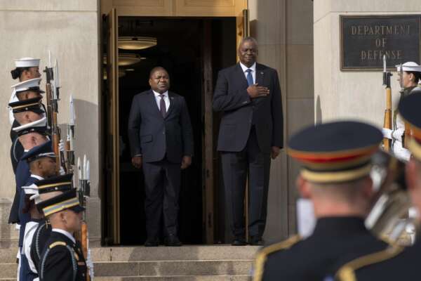 Governo: la premier Meloni atterrata in Mozambico, nel pomeriggio in Congo con l’ad di Eni Governo: la premier Meloni atterrata in Mozambico, nel pomeriggio in Congo con l’ad di Eni