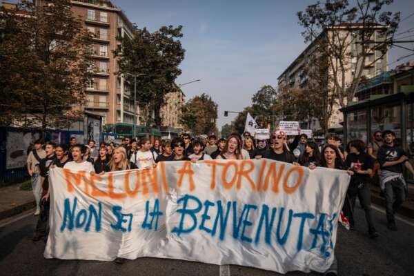 Corteo contro Giorgia Meloni a Torino: “Qui non sei la benvenuta”. Tensioni e scontri con la polizia
