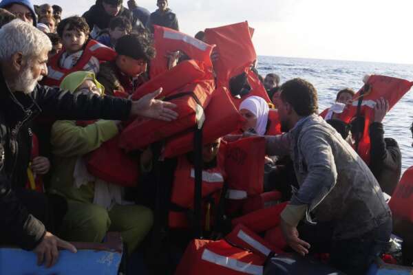 Lampedusa, non si fermano gli sbarchi: sei barconi con 340 migranti dalla Libia nella notte