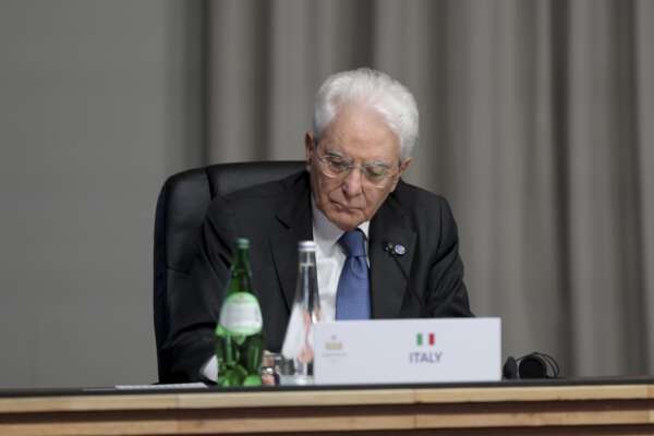 Il monito di Mattarella a Porto per il vertice di Arraiolos: sostenere l’Ucraina o si rischia un nuovo conflitto mondiale