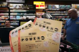 Vince il super jackpot del Powerball da 1,73 miliardi di dollari. Il ‘problema’ del californiano: ora dovrà scegliere come incassare Vince il super jackpot del Powerball da 1,73 miliardi di dollari. Il ‘problema’ del californiano: ora dovrà scegliere come incassare