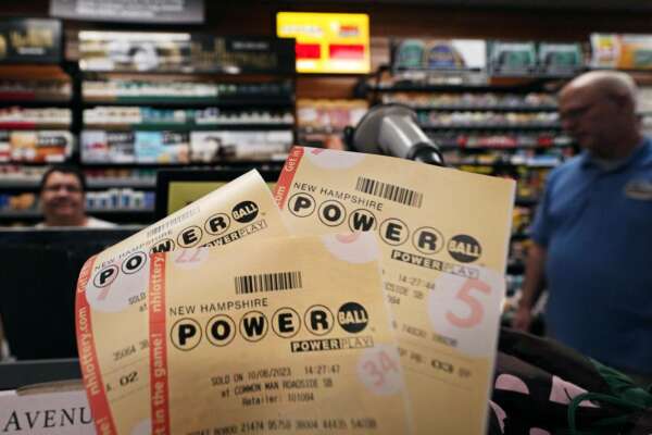Vince il super jackpot del Powerball da 1,73 miliardi di dollari. Il ‘problema’ del californiano: ora dovrà scegliere come incassare Vince il super jackpot del Powerball da 1,73 miliardi di dollari. Il ‘problema’ del californiano: ora dovrà scegliere come incassare