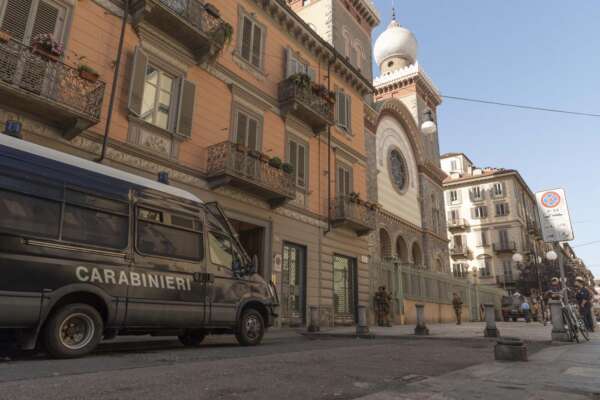 Torino, tunisino armato di coltello urla ‘Allah Akhbar’ davanti alla Sinagoga: fermato con il taser