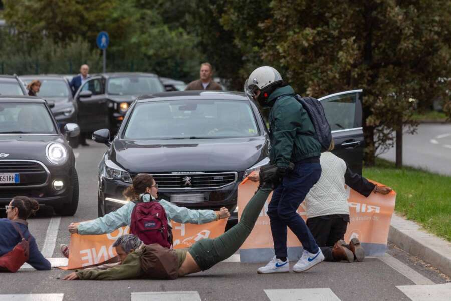 Blitz degli attivisti di Ultima Generazione, bloccata l’A4 Torino-Milano: incollati in autostrada
