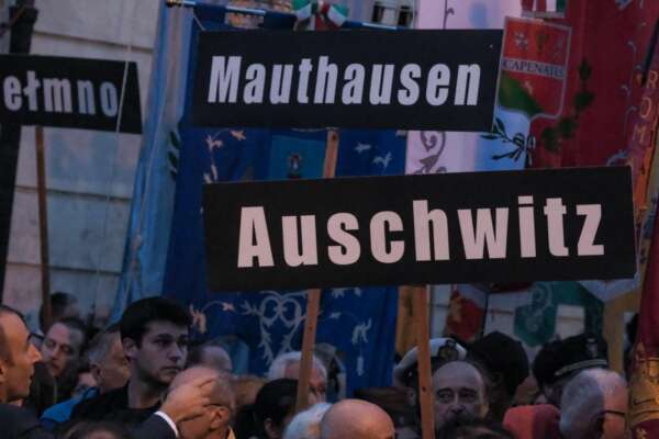 Hamas risveglia l’antisemitismo, e la cronaca spaventa: “Anche in Italia mettiamo in tasca la kippah”