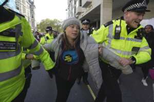 Greta Thunberg arrestata a Londra durante una manifestazione contro l’Energy Intelligence Forum